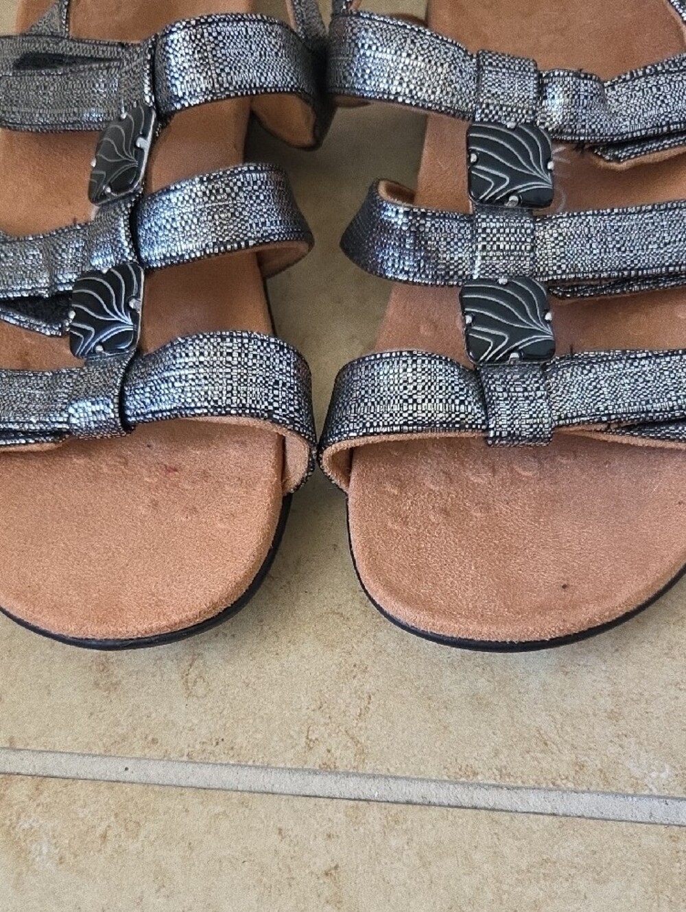 VIONIC AMBER Metallic Silver Strappy Slingback Sandals Adjustable Velcro Sz 6 - Picture 14 of 14